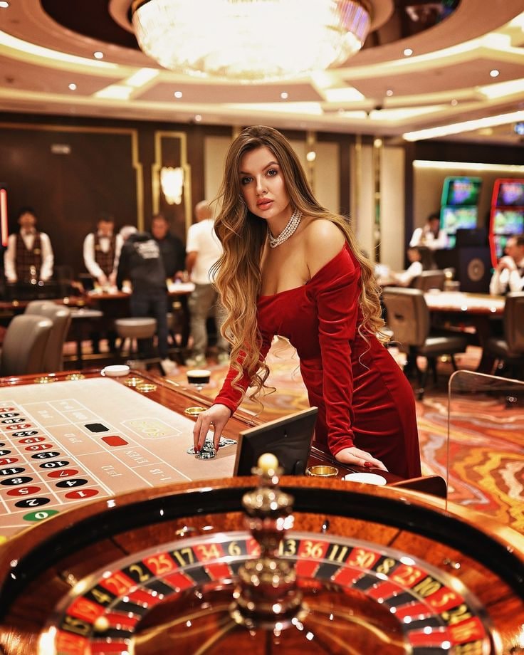 qq333 slot Live Casino ကတ်ဂိမ်း Baccarat စားပွဲပေါ်တွင် ကတ်ပြားများ ခင်းကျင်းနေသောပုံ